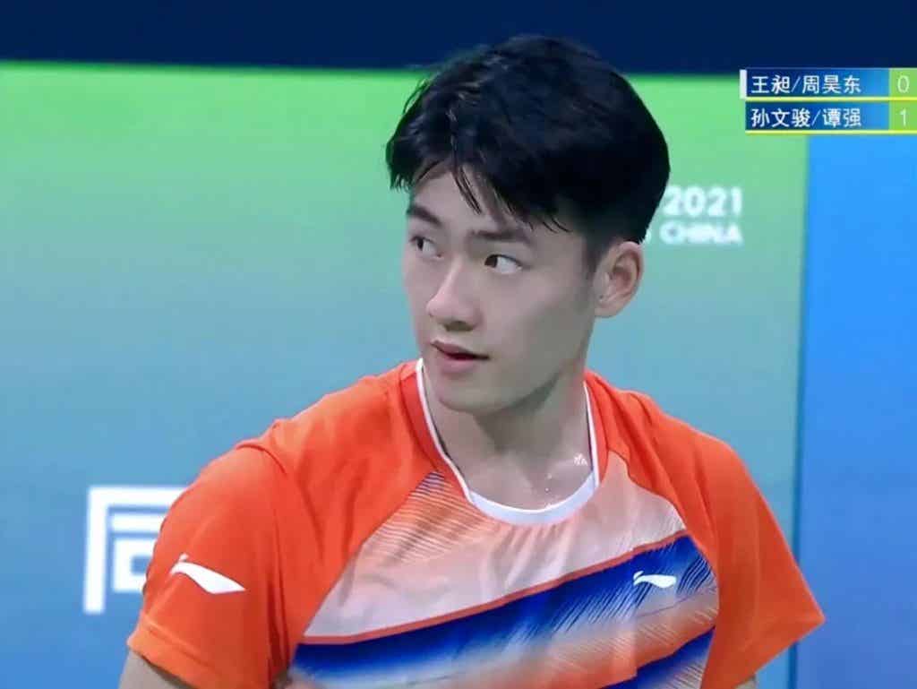 羽毛球男神王昶被队医按地上拉伸,这画面免费能看? 羽毛球男神王昶被队医按地上拉伸,这画面免费能看?