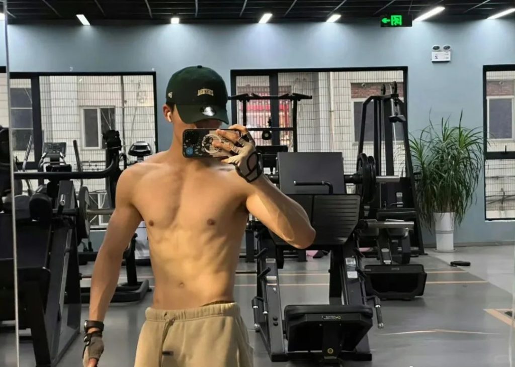 TVB 新晋小生不穿衣服拍戏被赞牺牲太大！网友直呼真的太敢了！