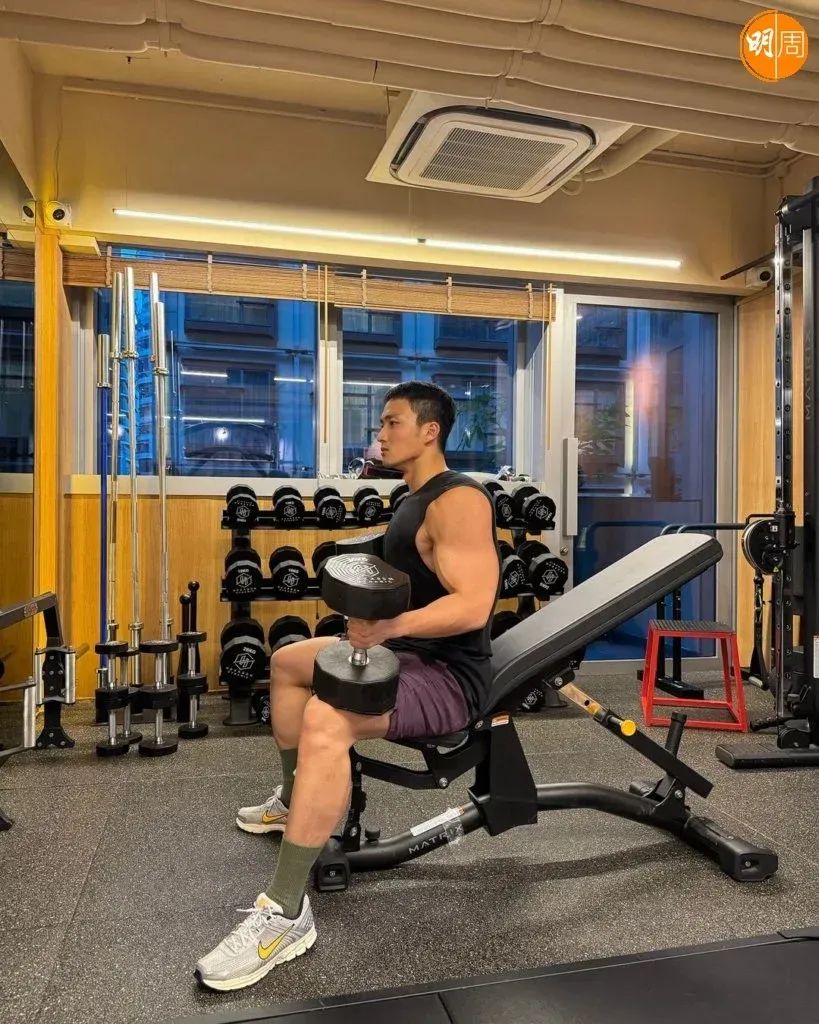 TVB 新晋小生不穿衣服拍戏被赞牺牲太大！网友直呼真的太敢了！