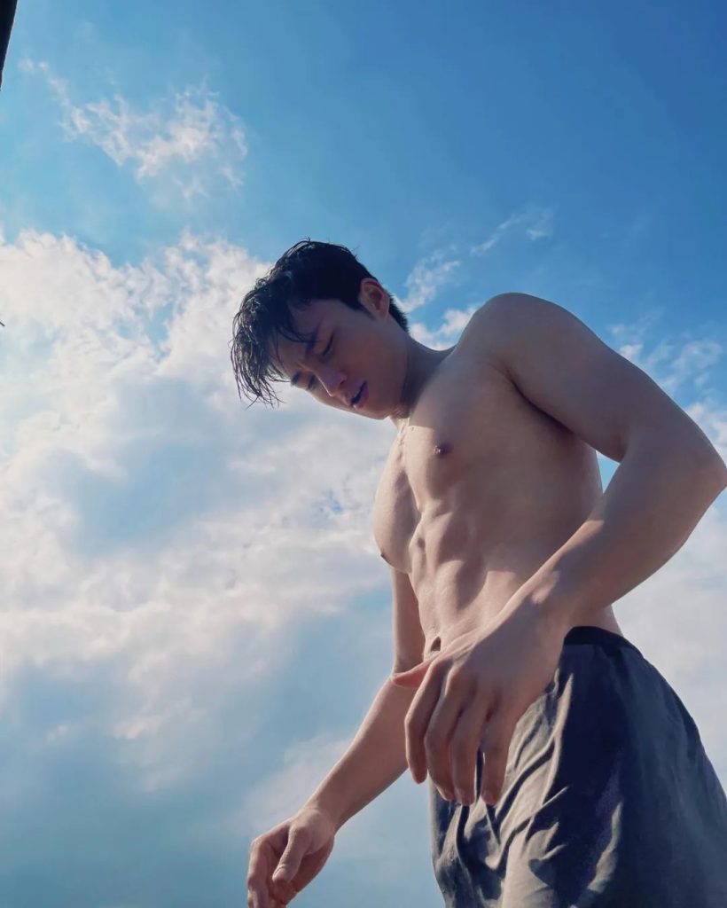 TVB 新晋小生不穿衣服拍戏被赞牺牲太大！网友直呼真的太敢了！