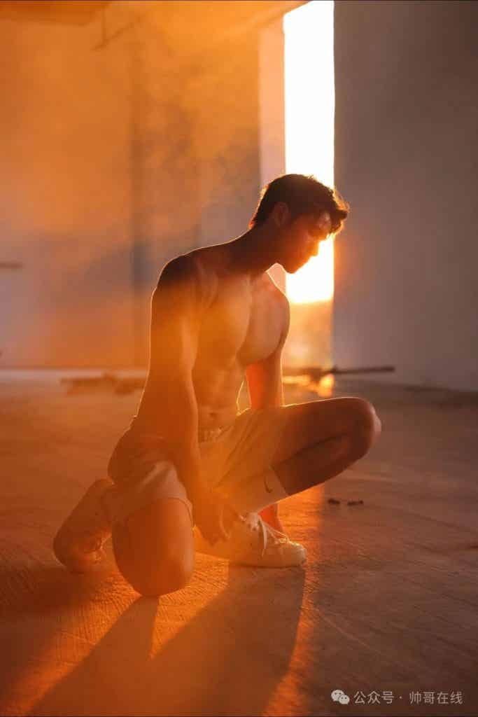 山东体院体育生私教拍氛围写真，185CM 肌肉壮男也太有料了!