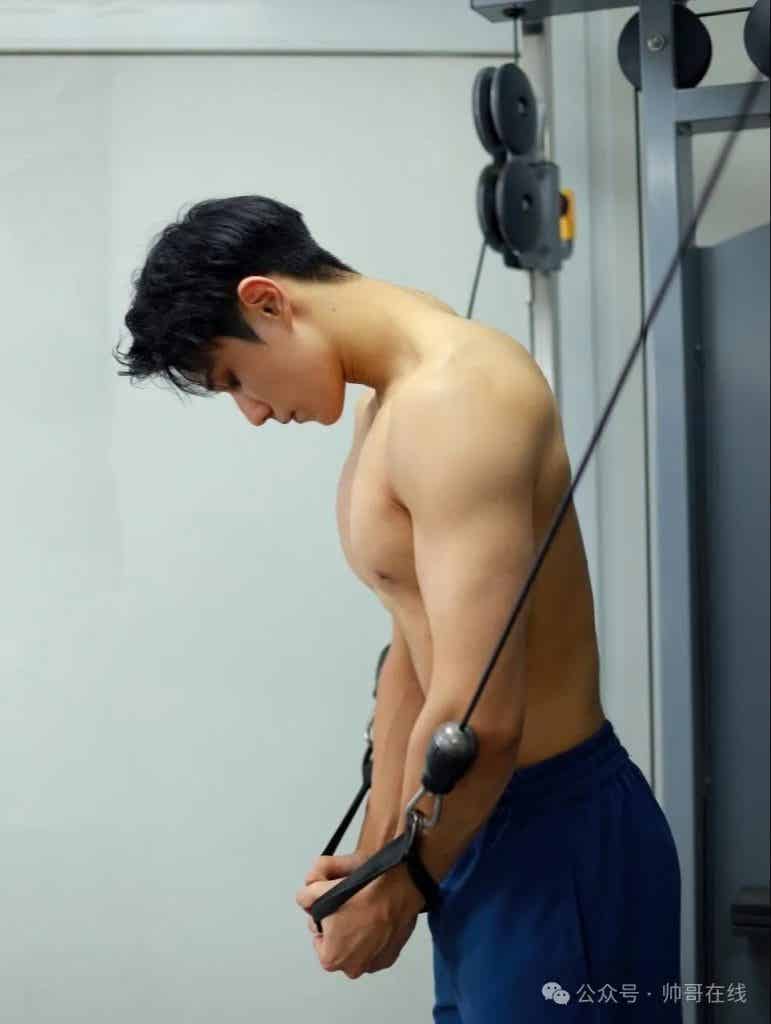 山东体院体育生私教拍氛围写真，185CM 肌肉壮男也太有料了!