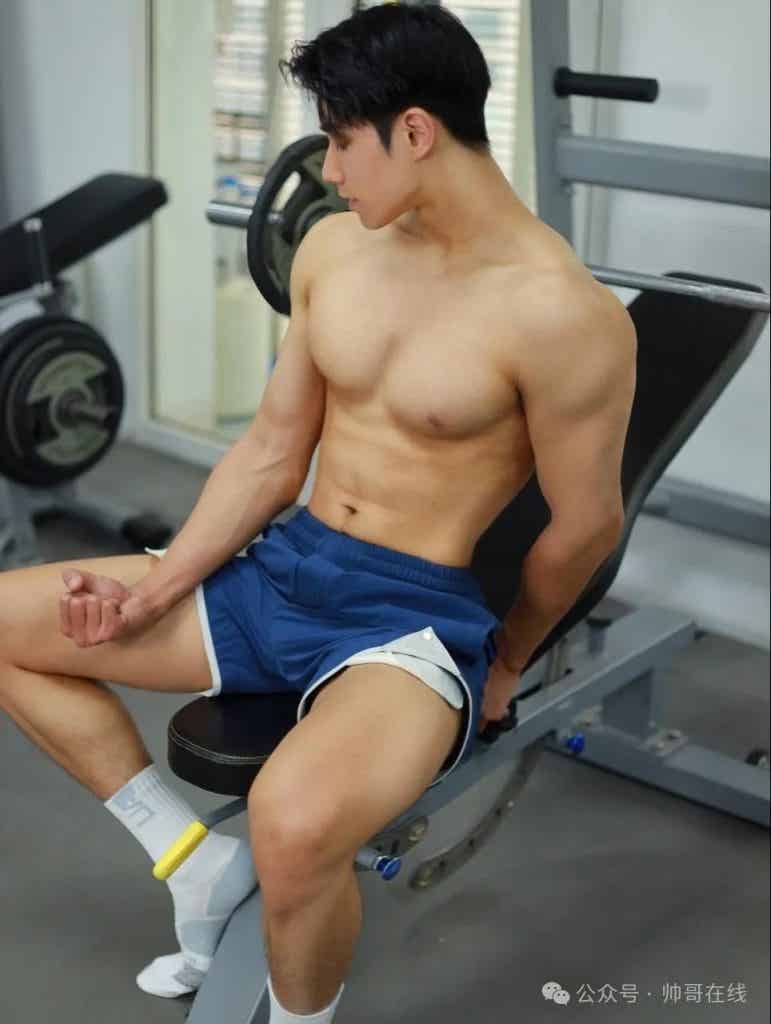 山东体院体育生私教拍氛围写真，185CM 肌肉壮男也太有料了!