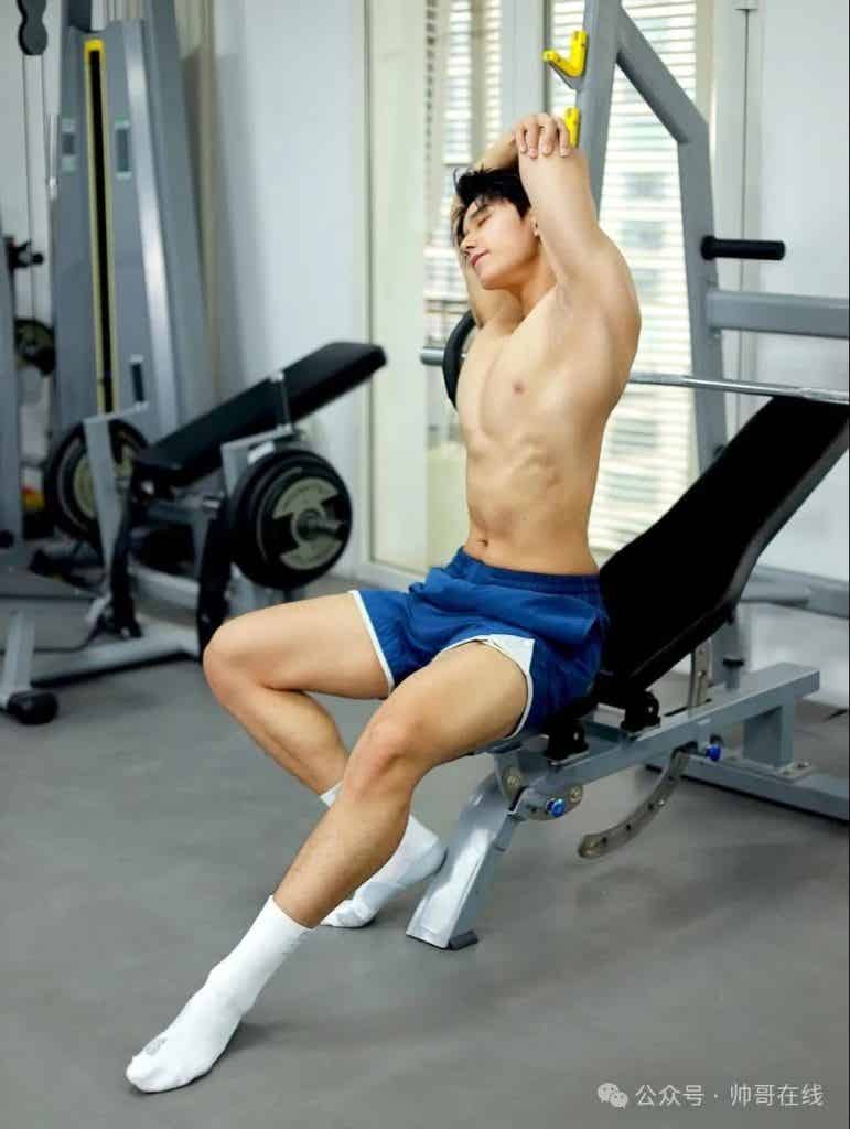 山东体院体育生私教拍氛围写真，185CM 肌肉壮男也太有料了!