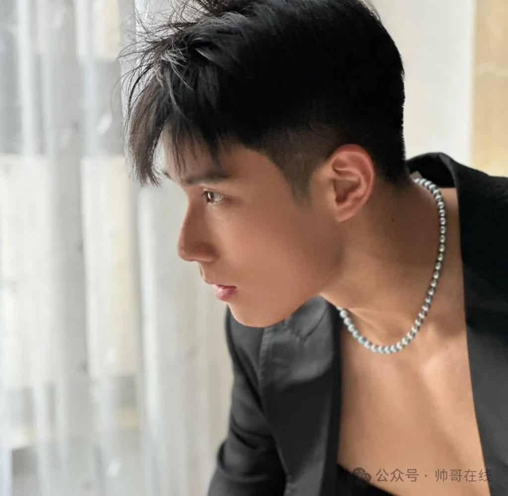 山东体院体育生私教拍氛围写真，185CM 肌肉壮男也太有料了!