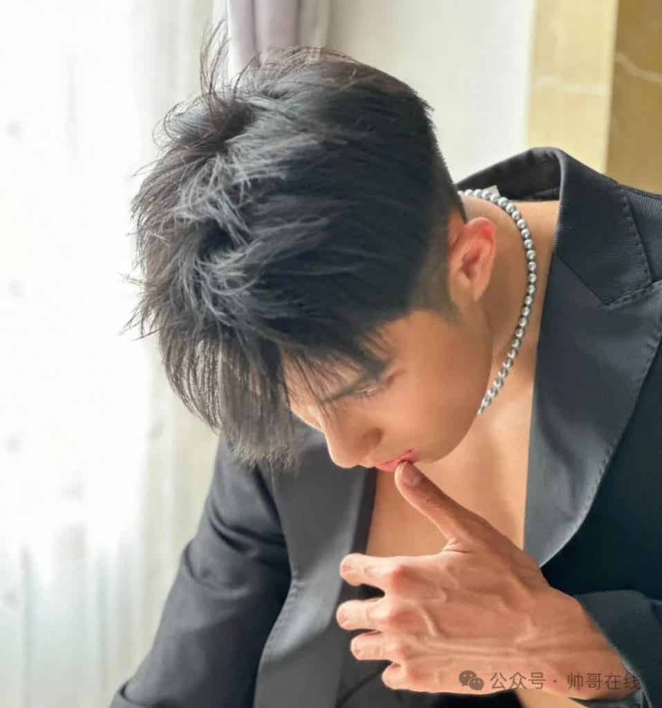 山东体院体育生私教拍氛围写真，185CM 肌肉壮男也太有料了!