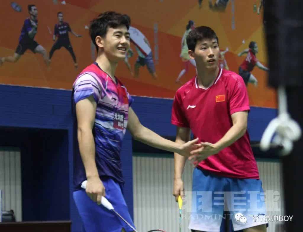 羽毛球男神王昶被队医按地上拉伸,这画面免费能看? 羽毛球男神王昶被队医按地上拉伸,这画面免费能看?