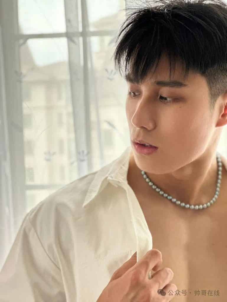 山东体院体育生私教拍氛围写真，185CM 肌肉壮男也太有料了!