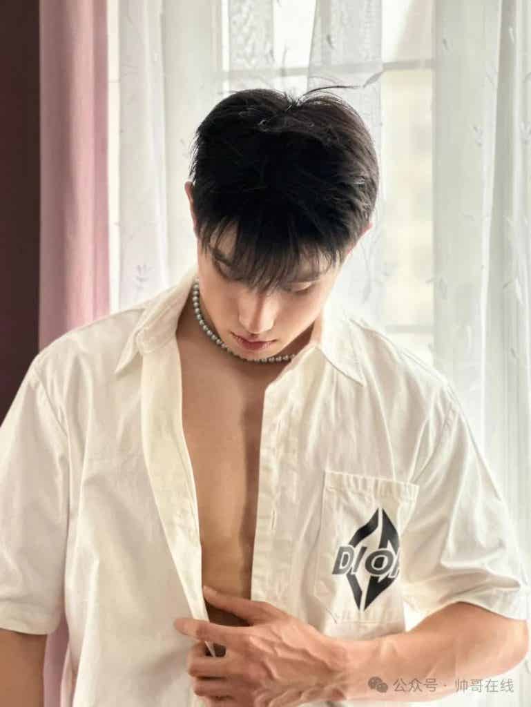 山东体院体育生私教拍氛围写真，185CM 肌肉壮男也太有料了!