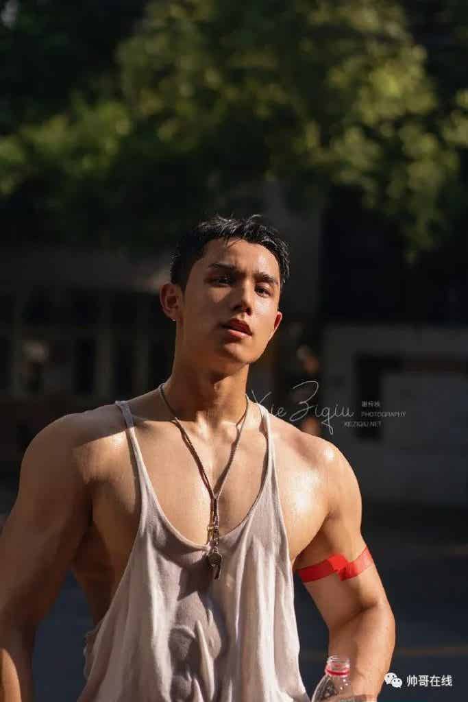 山东体院体育生私教拍氛围写真，185CM 肌肉壮男也太有料了!