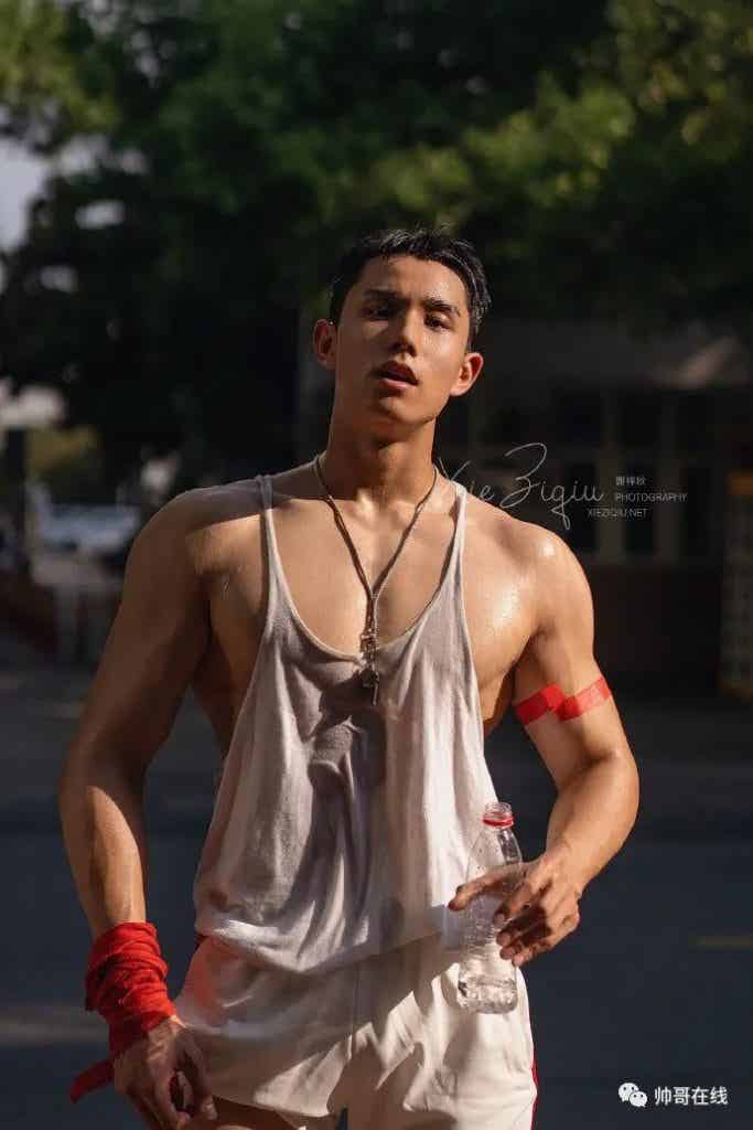 山东体院体育生私教拍氛围写真，185CM 肌肉壮男也太有料了!