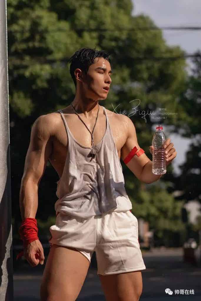 山东体院体育生私教拍氛围写真，185CM 肌肉壮男也太有料了!
