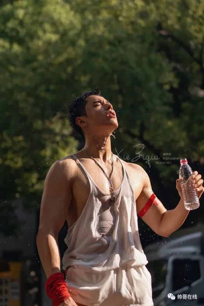 山东体院体育生私教拍氛围写真，185CM 肌肉壮男也太有料了!