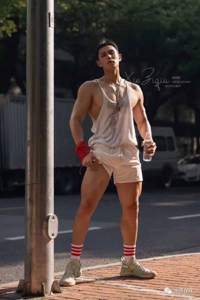 山东体院体育生私教拍氛围写真，185CM 肌肉壮男也太有料了!