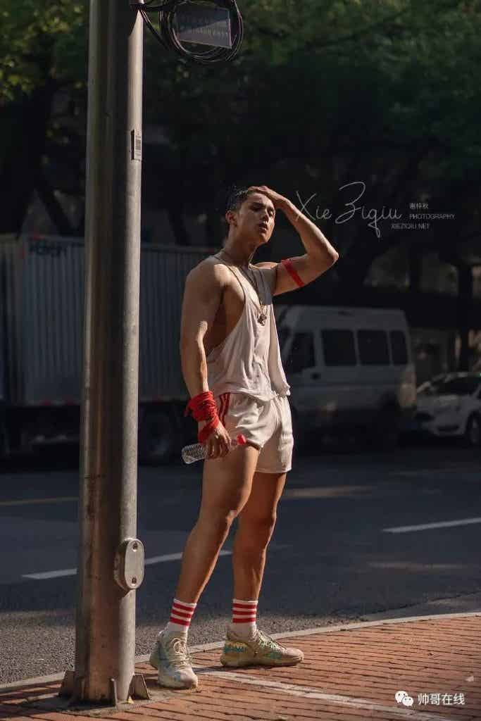 山东体院体育生私教拍氛围写真，185CM 肌肉壮男也太有料了!