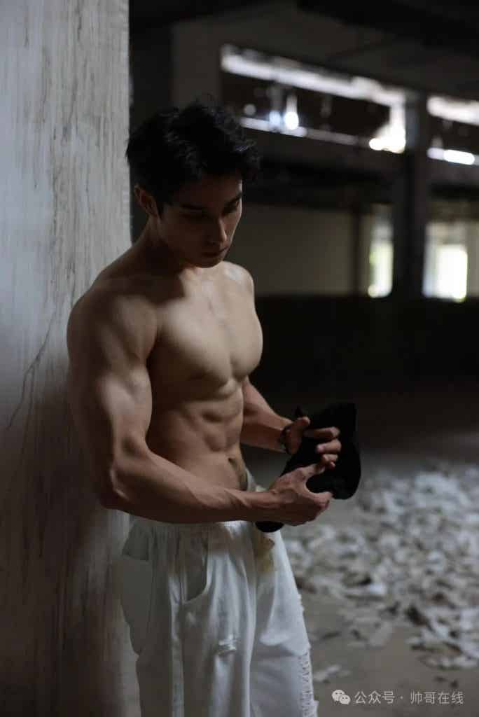 山东体院体育生私教拍氛围写真，185CM 肌肉壮男也太有料了!