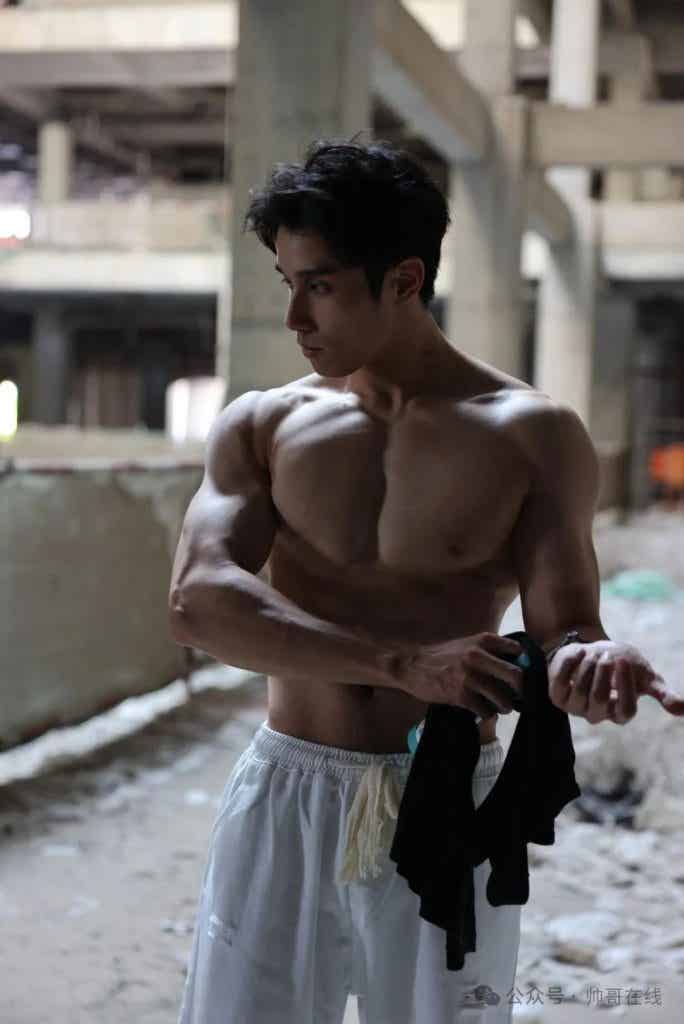 山东体院体育生私教拍氛围写真，185CM 肌肉壮男也太有料了!