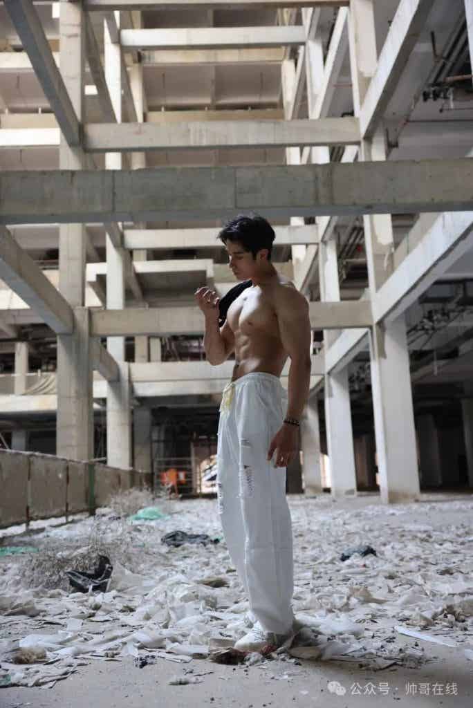 山东体院体育生私教拍氛围写真，185CM 肌肉壮男也太有料了!