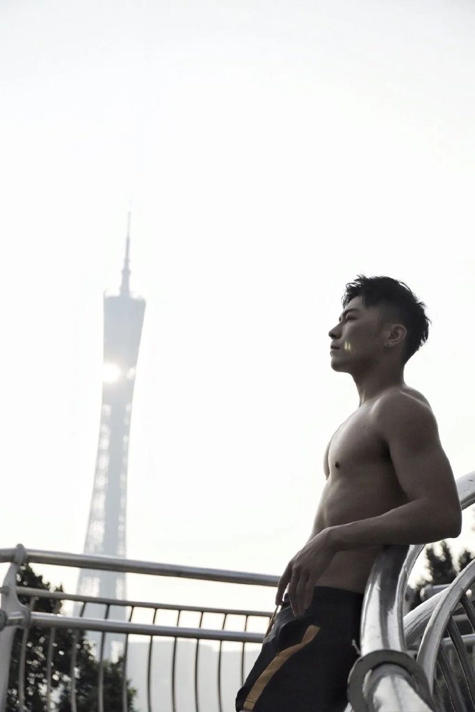 广州 23 奶欲奶欲的公狗腰肌肉小哥