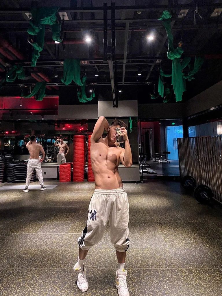 广州 23 奶欲奶欲的公狗腰肌肉小哥