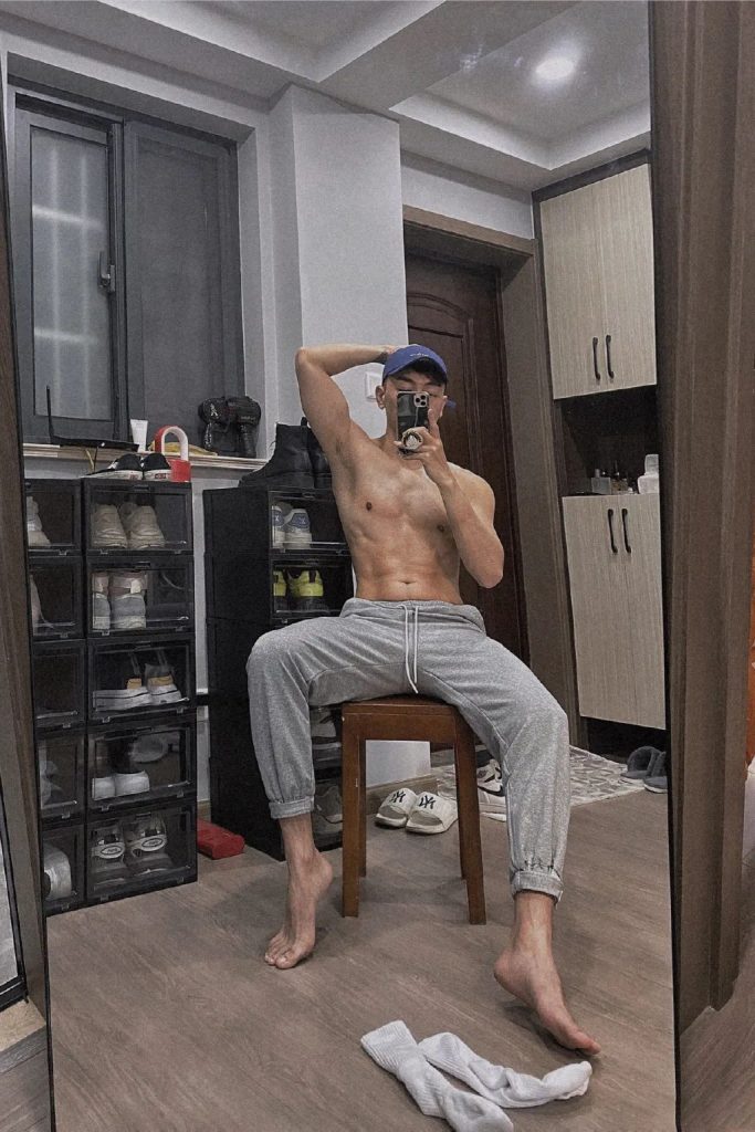 广州 23 奶欲奶欲的公狗腰肌肉小哥