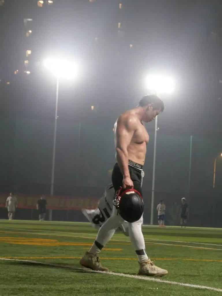 上海橄榄球队的壮硕肌肉队员，冲击力太强了