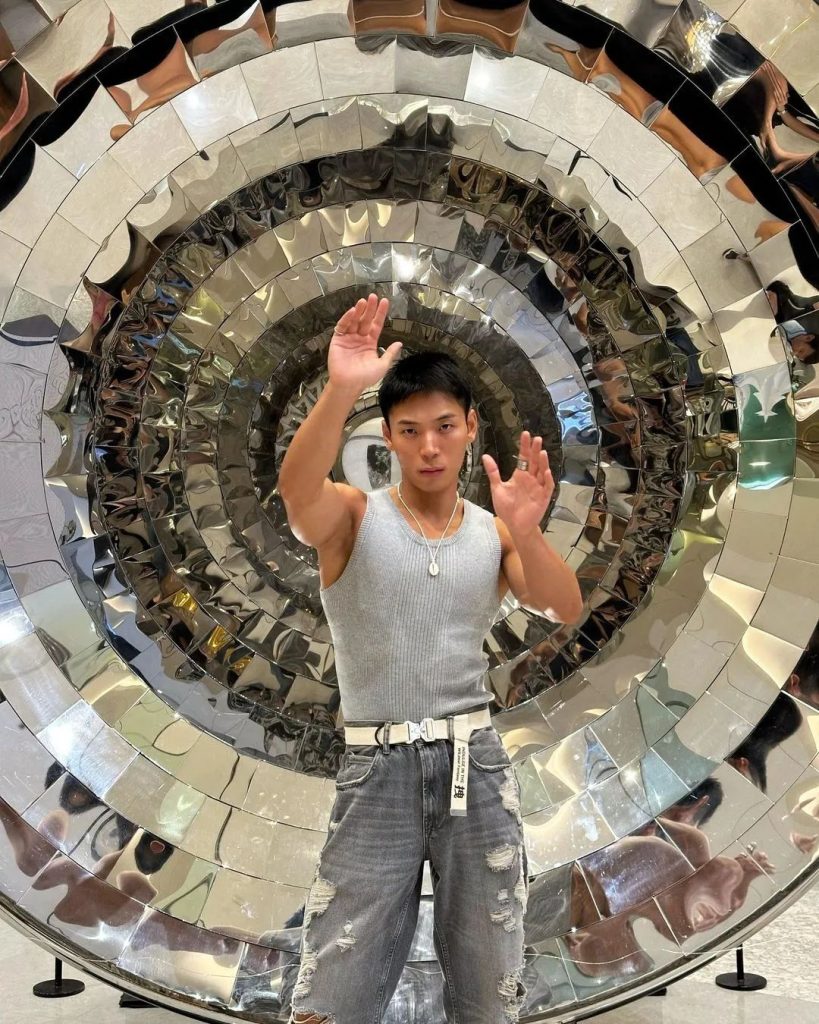 推特网红被扒是上交研究生?哇喔! 推特网红被扒是上交研究生?哇喔!