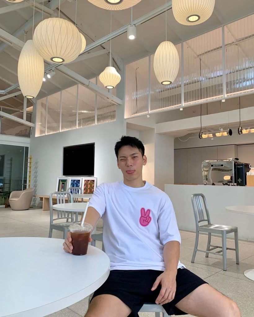 推特网红被扒是上交研究生?哇喔! 推特网红被扒是上交研究生?哇喔!