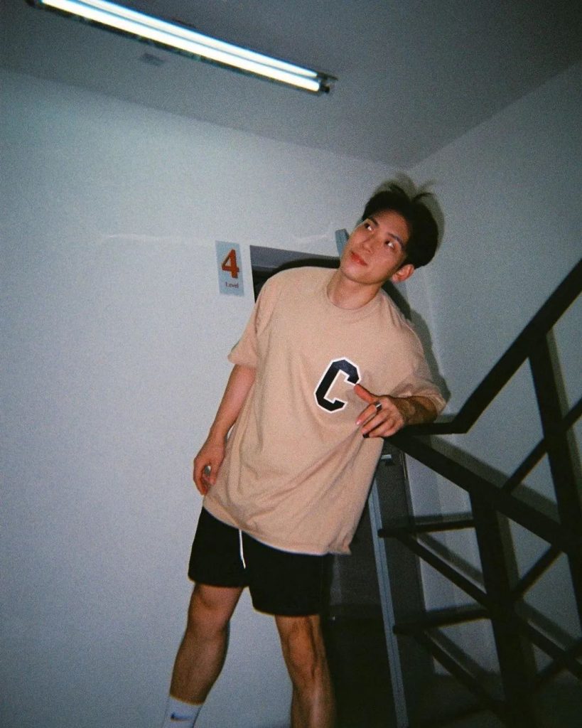 推特网红被扒是上交研究生?哇喔! 推特网红被扒是上交研究生?哇喔!