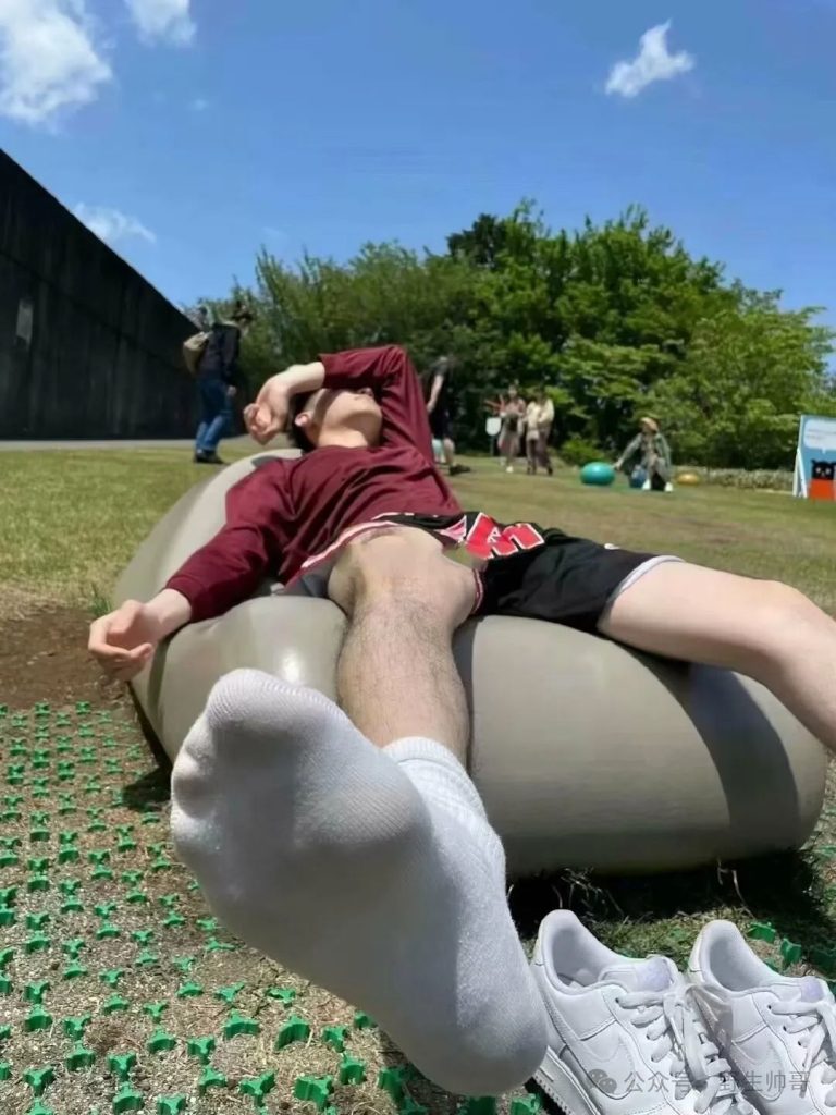 穿运动裤打球累着的躺着休息真好看，当男友太棒啦！