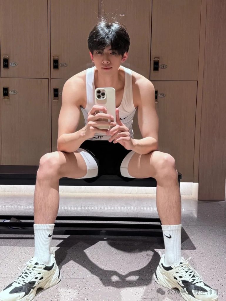 穿运动裤打球累着的躺着休息真好看，当男友太棒啦！