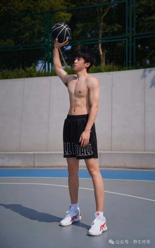 穿运动裤打球累着的躺着休息真好看，当男友太棒啦！