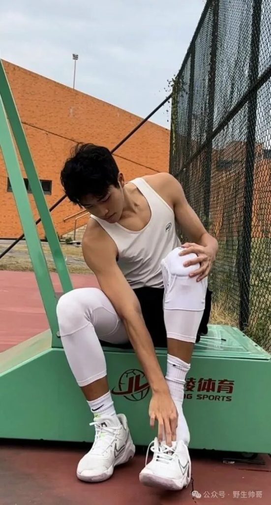 穿运动裤打球累着的躺着休息真好看，当男友太棒啦！