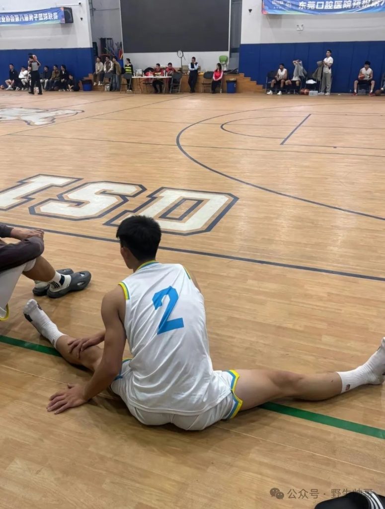 穿运动裤打球累着的躺着休息真好看，当男友太棒啦！