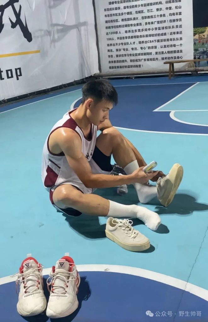 穿运动裤打球累着的躺着休息真好看，当男友太棒啦！