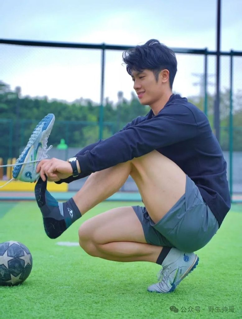 穿运动裤打球累着的躺着休息真好看，当男友太棒啦！