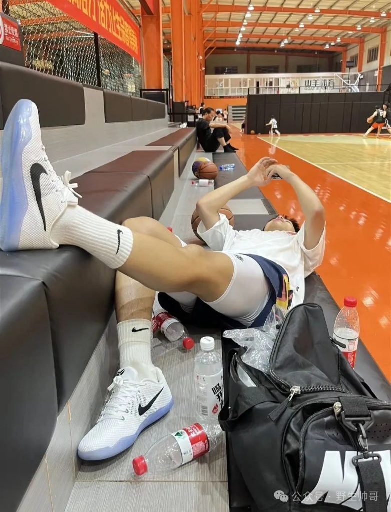 穿运动裤打球累着的躺着休息真好看，当男友太棒啦！