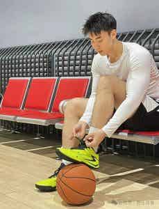 穿运动裤打球累着的躺着休息真好看，当男友太棒啦！-潮男潮北