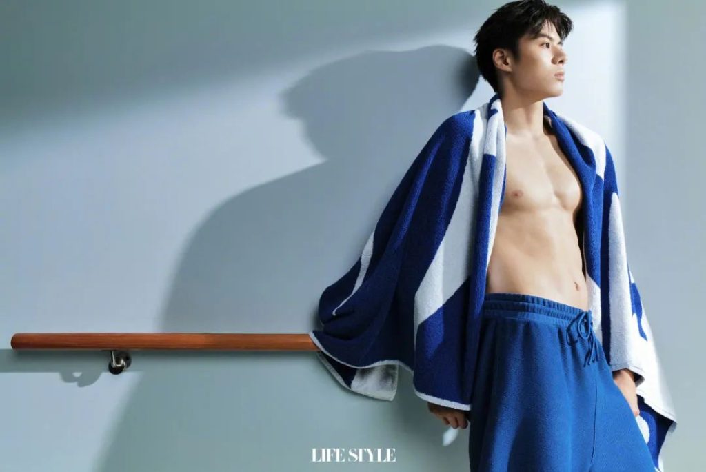 00 后游泳帅哥张翼祥露 CK 内裤边！191CM 的他帅过宁泽涛？