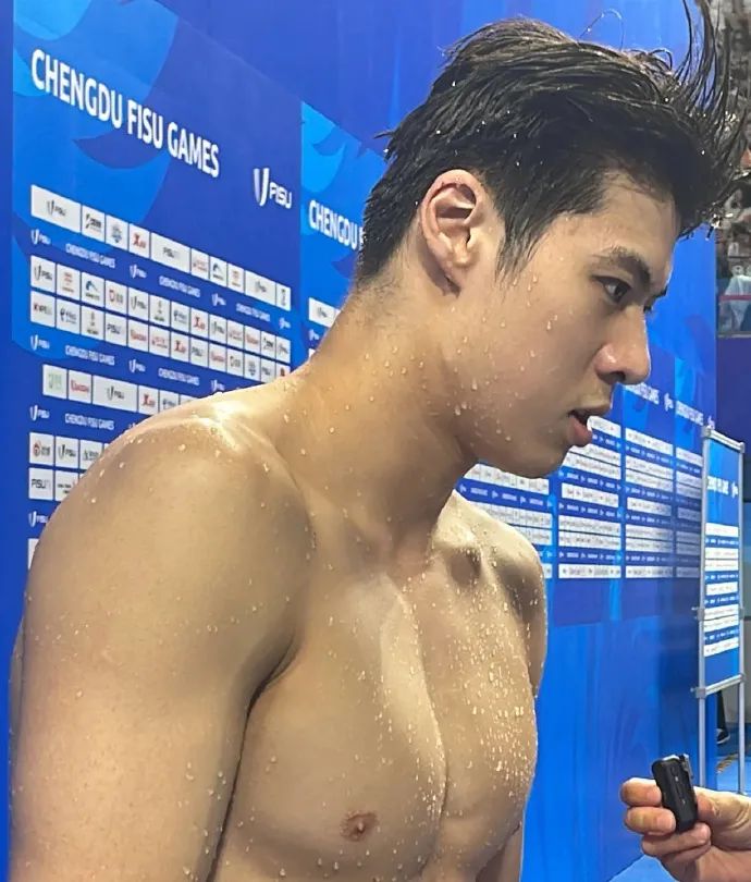 00 后游泳帅哥张翼祥露 CK 内裤边！191CM 的他帅过宁泽涛？