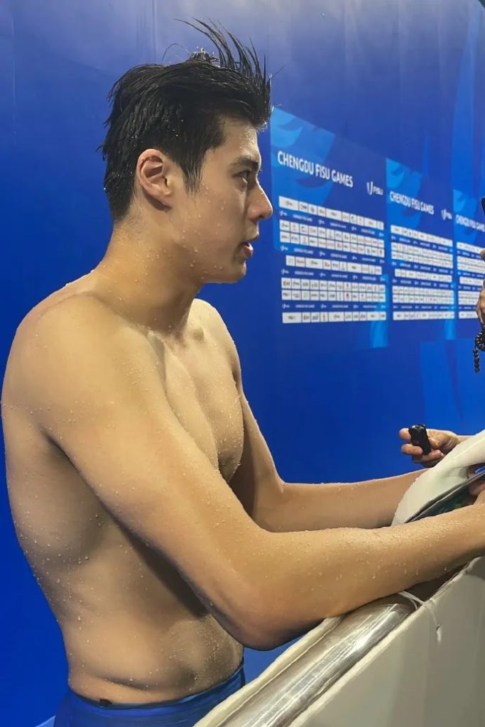 00 后游泳帅哥张翼祥露 CK 内裤边！191CM 的他帅过宁泽涛？