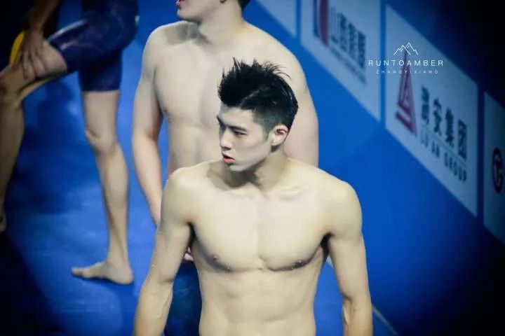 00 后游泳帅哥张翼祥露 CK 内裤边！191CM 的他帅过宁泽涛？