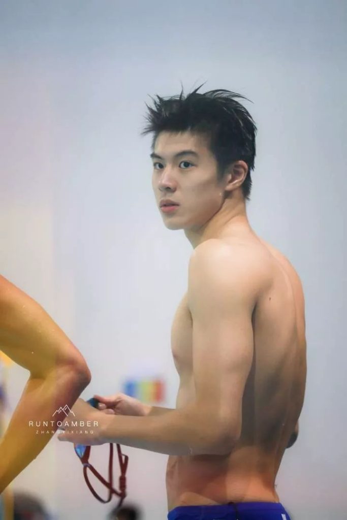 00 后游泳帅哥张翼祥露 CK 内裤边！191CM 的他帅过宁泽涛？