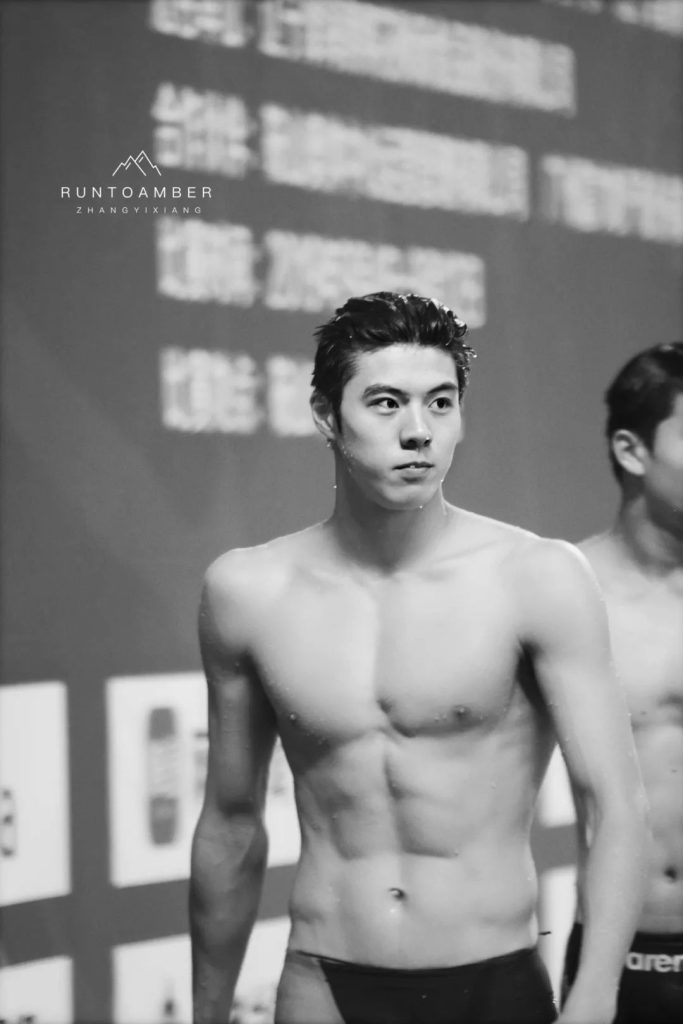 00 后游泳帅哥张翼祥露 CK 内裤边！191CM 的他帅过宁泽涛？