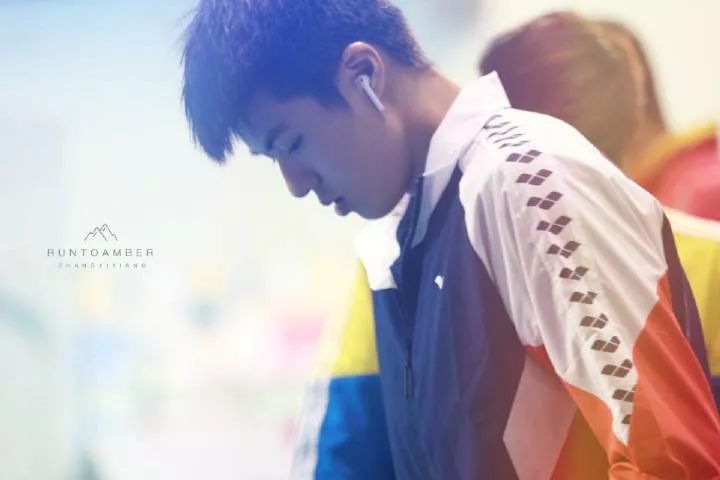 00 后游泳帅哥张翼祥露 CK 内裤边！191CM 的他帅过宁泽涛？