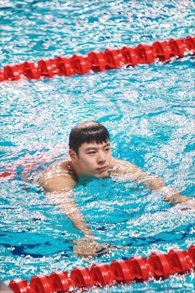 00 后游泳帅哥张翼祥露 CK 内裤边！191CM 的他帅过宁泽涛？