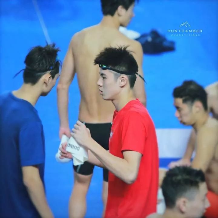 00 后游泳帅哥张翼祥露 CK 内裤边！191CM 的他帅过宁泽涛？