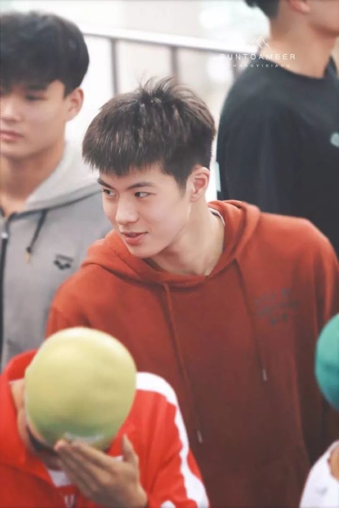 00 后游泳帅哥张翼祥露 CK 内裤边！191CM 的他帅过宁泽涛？