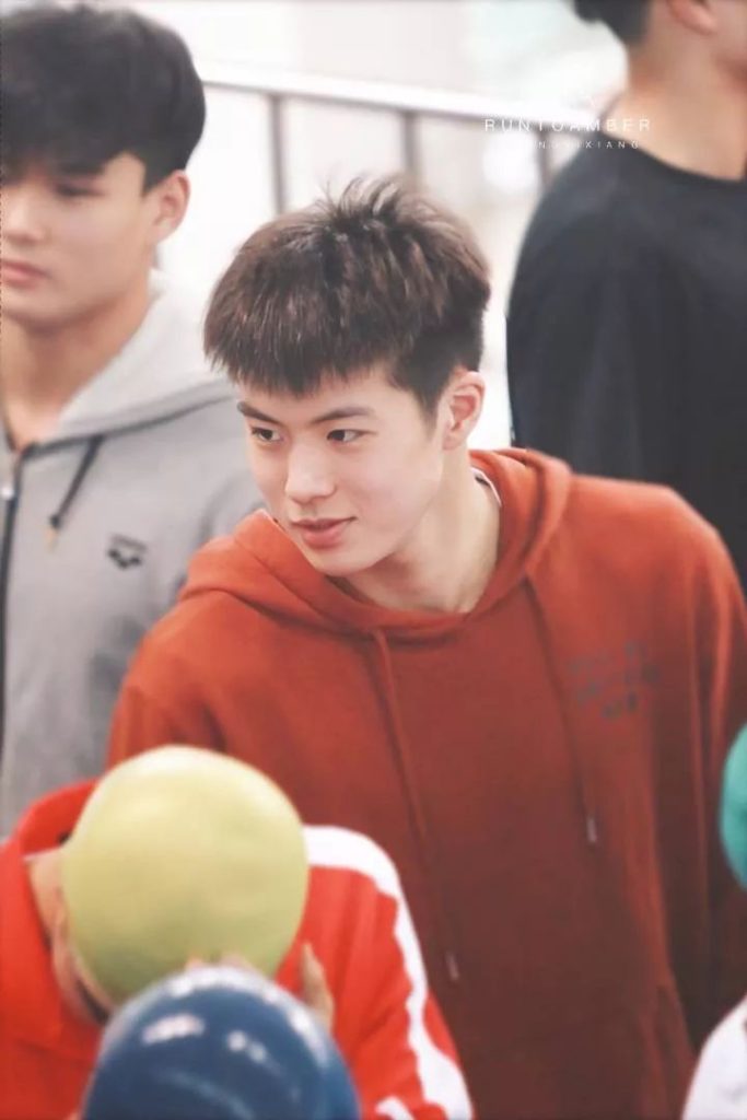 00 后游泳帅哥张翼祥露 CK 内裤边！191CM 的他帅过宁泽涛？