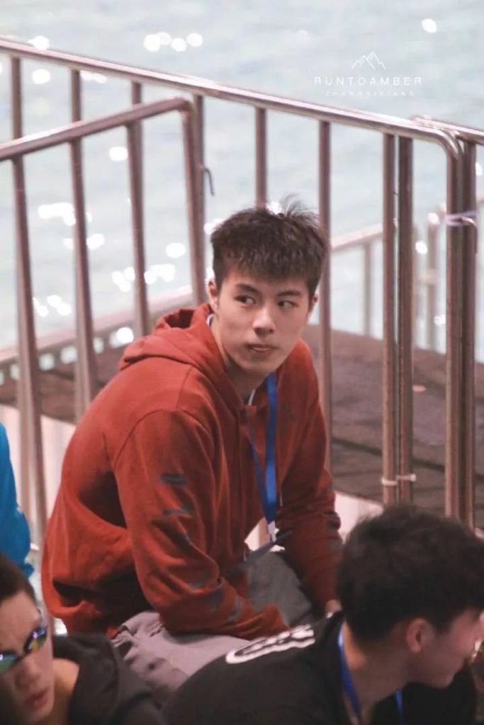 00 后游泳帅哥张翼祥露 CK 内裤边！191CM 的他帅过宁泽涛？